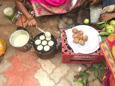 Hint sebze pazarında abur cubur hazırlayıp satan yaşlı kadın.