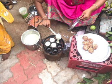 Hint sebze pazarında abur cubur hazırlayıp satan yaşlı kadın.