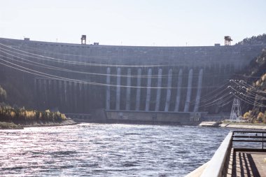 Rusya 'da büyük ve çok yüksek bir hidroelektrik barajı