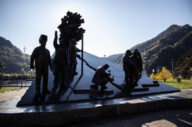 Sayanogorsk, Sibirya, Rusya. Hidroelektrik santrallerinin yapımcılarının anıtı.