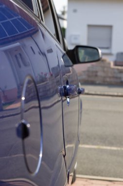 Arabanın yan tarafı mavi.