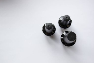 Beyaz arka planda bir şişe oje..