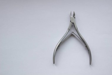 Beyaz bir arkaplanda manikür seti. Beyaz arka planda tırnak bakımı için manikür ve pedikür ögeleri.