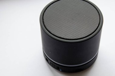 Beyaz arkaplanda bir müzik sütunu yuvarla.