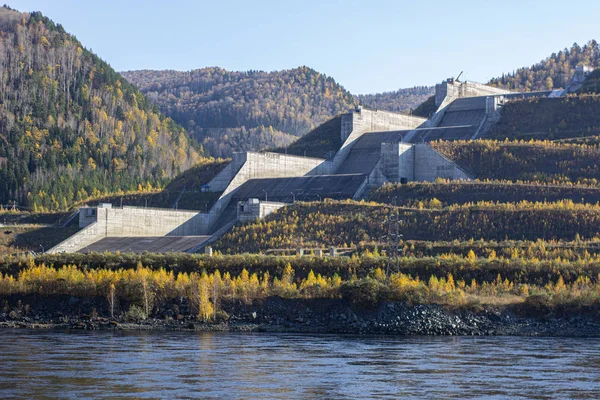 A large and very high hydroelectric dam in Russia — Stock Photo, Image