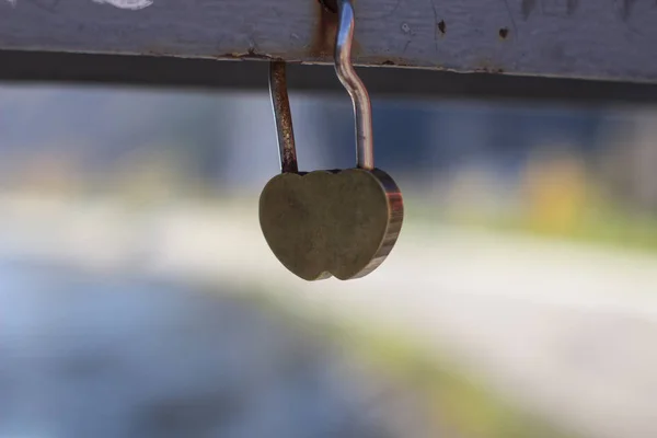 Láska visí visací zámek na mostě pro milence — Stock fotografie