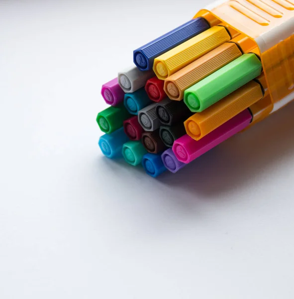 Πολλές διαφορετικές χρωματιστά στυλό. μολύβια χρώματος απομονωθεί σε λευκό φόντο — Φωτογραφία Αρχείου