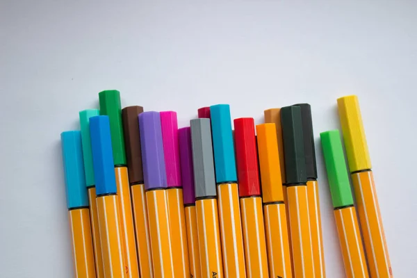 Muitas canetas coloridas diferentes. Lápis de cor isolados em um fundo branco — Fotografia de Stock