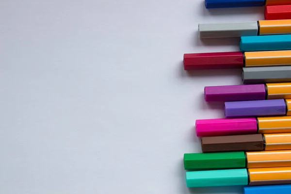 Πολλές διαφορετικές χρωματιστά στυλό. μολύβια χρώματος απομονωθεί σε λευκό φόντο — Φωτογραφία Αρχείου