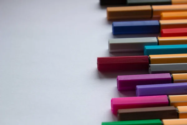 Muitas canetas coloridas diferentes. Lápis de cor isolados em um fundo branco — Fotografia de Stock