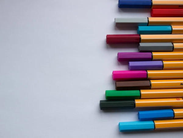 Muitas canetas coloridas diferentes. Lápis de cor isolados em um fundo branco — Fotografia de Stock