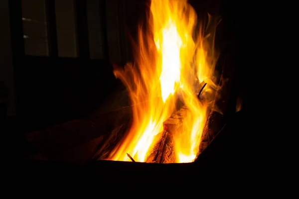 The fire burns in the grill at night. bright fire, wood. the flames on the night — Stock Photo, Image