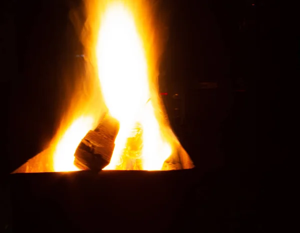 O fogo arde na grelha à noite. Fogo brilhante, madeira. as chamas na noite — Fotografia de Stock