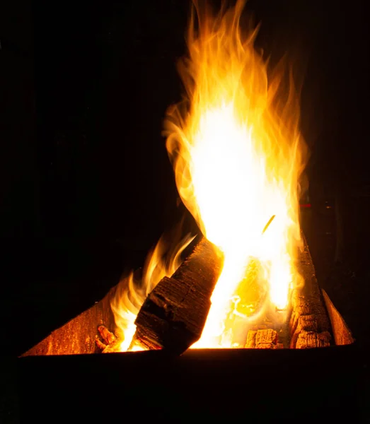 Ateş gece ızgarada yanıyor. Parlak ateş, odun. Geceleyin alevler — Stok fotoğraf