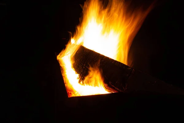 Het vuur brandt 's nachts in de grill. Helder vuur, hout. de vlammen op de nacht — Stockfoto