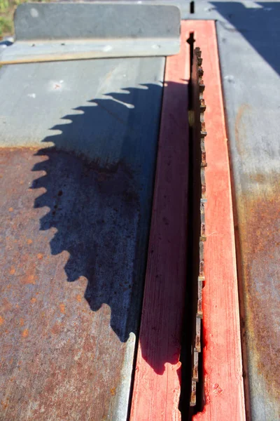 Serra redonda com dentes na máquina e sua sombra — Fotografia de Stock