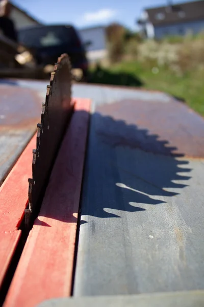 Serra redonda com dentes na máquina e sua sombra — Fotografia de Stock