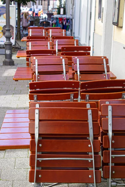 Gefaltete Holzstühle in einem Straßencafé. Zu Fuß durch die Stadt — Stockfoto