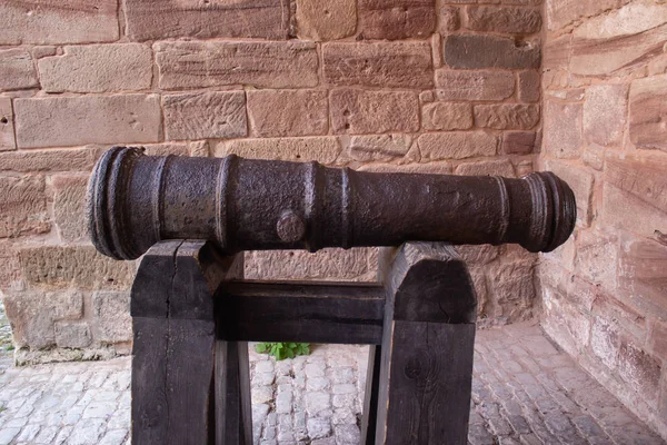 Старі гармати, що вказують через отвір у валу замку в Німеччині. — стокове фото