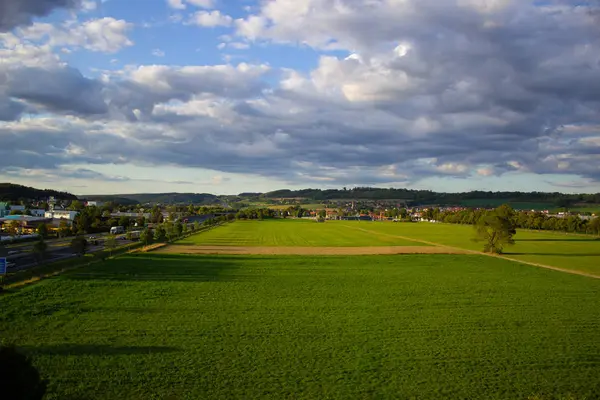 青い空の大きな緑のフィールド。上からの眺め. — ストック写真