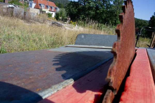 Serra redonda com dentes na máquina e sua sombra — Fotografia de Stock