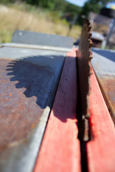 Serra redonda com dentes na máquina e sua sombra — Fotografia de Stock