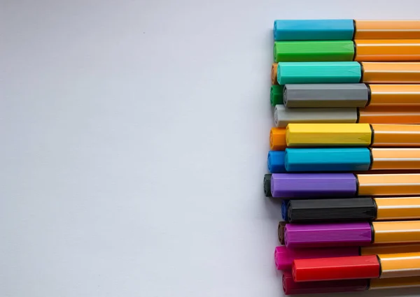 Muitas canetas coloridas diferentes. Lápis de cor isolados em um fundo branco — Fotografia de Stock