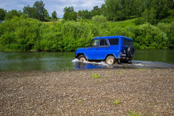 Araç Uaz Nehirde Ilerliyor Suv Mavi Rengi — Stok fotoğraf