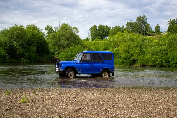 Araç Uaz Nehirde Ilerliyor Suv Mavi Rengi — Stok fotoğraf