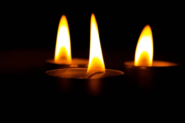 Três Velas Escuro Perto — Fotografia de Stock