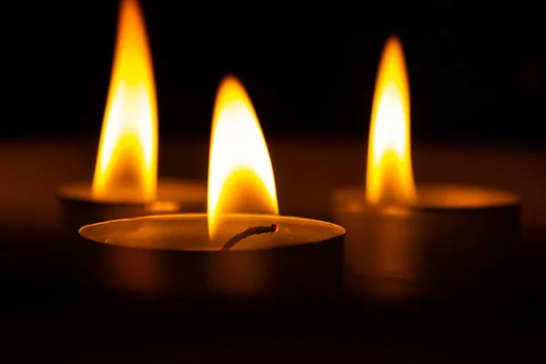 Τρία Κεριά Στο Σκοτάδι Κοντά — Φωτογραφία Αρχείου