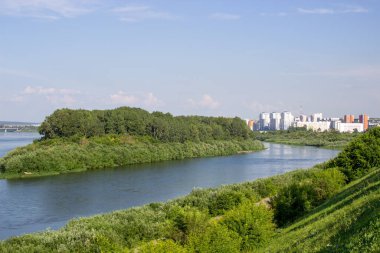 Sibirya 'daki nehir kıyısındaki çok katlı binalar. Büyük nehir