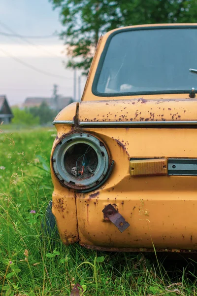 Old Abandoned Yellow Car Stands Fence Car Headlight Out — Stock Photo, Image