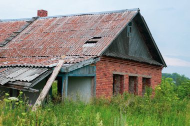 Köyde terk edilmiş tuğladan bir ev. Çimenli bir ev. Penceresiz Ev