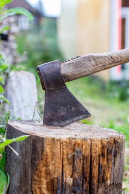 Açık havada bir kütükte balta. Odun kesmek için yemek yapıyorum. 1
