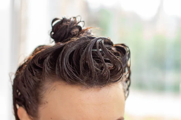 在染发 染发的过程中 女人会得到新的发色 — 图库照片