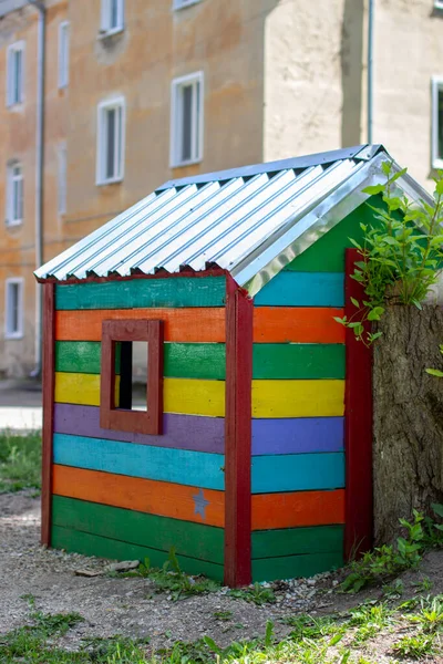 Drewniany Wielokolorowy Dom Dla Dzieci Trójkątnym Dachem Stoi Pustym Placu — Zdjęcie stockowe