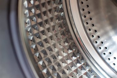 Çamaşır makinesi fıçısı kuru ve temiz yakın çekim. Kurutma makinesi davulun içinde..