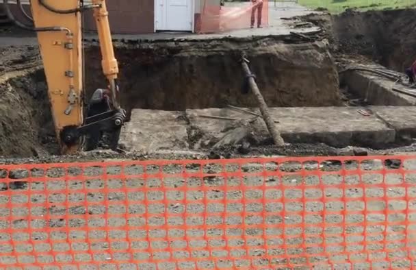 打开有暖气装置管道的壕沟 一台挖掘机在城里挖了个洞 修理人行道上的工作 准备加热季节 更换供热系统中的管道 人们走在街上 — 图库视频影像