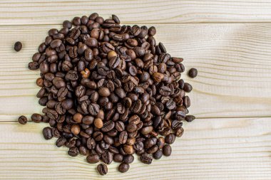 Ahşap arka planda bir sürü kahve çekirdeği var. Eklemek için bir yer var..