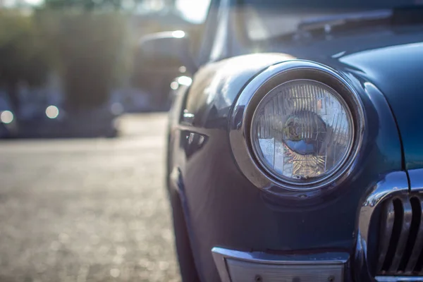 Primo Piano Faro Rotondo Una Vecchia Auto Contro Sole — Foto Stock