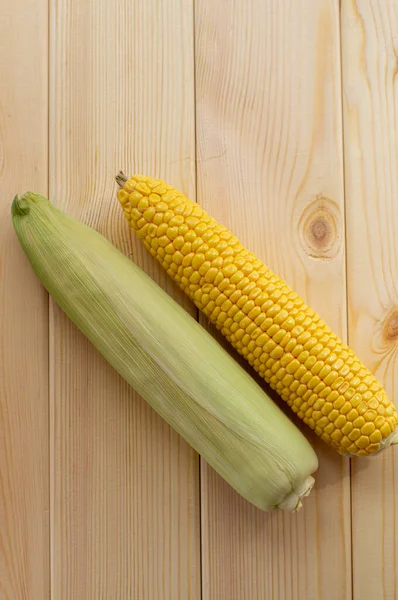 Желтая Сочная Кукуруза Качан Деревянном Фоне — стоковое фото