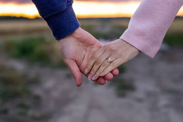 Una Pareja Joven Cariñosa Cogida Mano Las Manos Una Chica —  Fotos de Stock