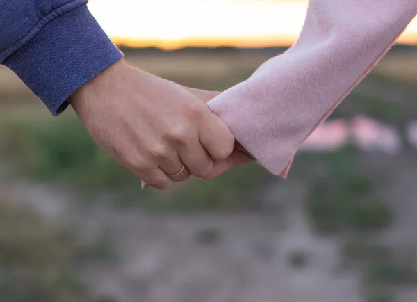 Ett Kärleksfullt Ungt Par Som Håller Varandra Handen Händerna Tjej — Stockfoto