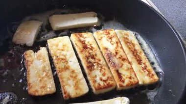 Peynir dilimleri yağda kızartma tavasında kızartılır. Lezzetli bir yemek yapıyorum..