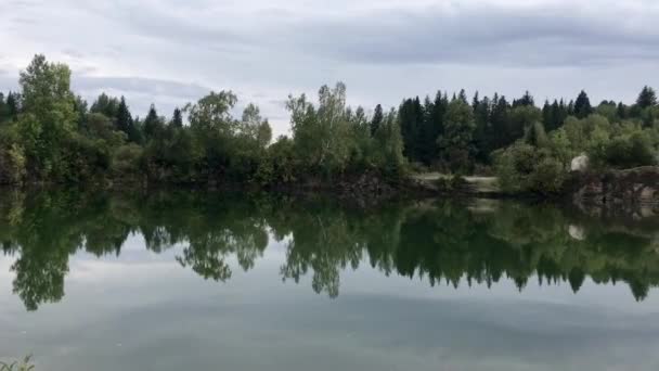 Μια Όμορφη Λίμνη Που Αντανακλά Δέντρα Συννεφιασμένο Καιρό Ήσυχο Και — Αρχείο Βίντεο