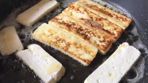 Potongan Keju Digoreng Dalam Penggorengan Minyak Memasak Hidangan Yang Lezat — Stok Video
