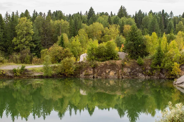 Atemberaubendes Foto von Herbst Laub reflektiert auf einem See mit einem Glas wie Spiegel Wasseroberfläche — Stockfoto