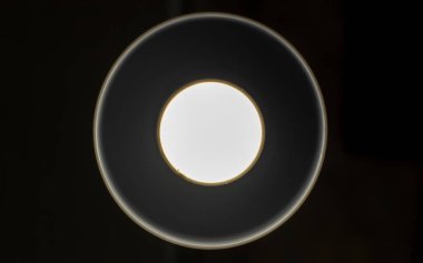 Siyah arkaplanda beyaz parlak halkalar. 