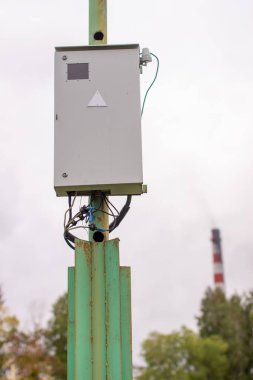 Evin dışındaki direkte beyaz elektrik kutusu. Endüstriyel, kentsel elektrik kutusu